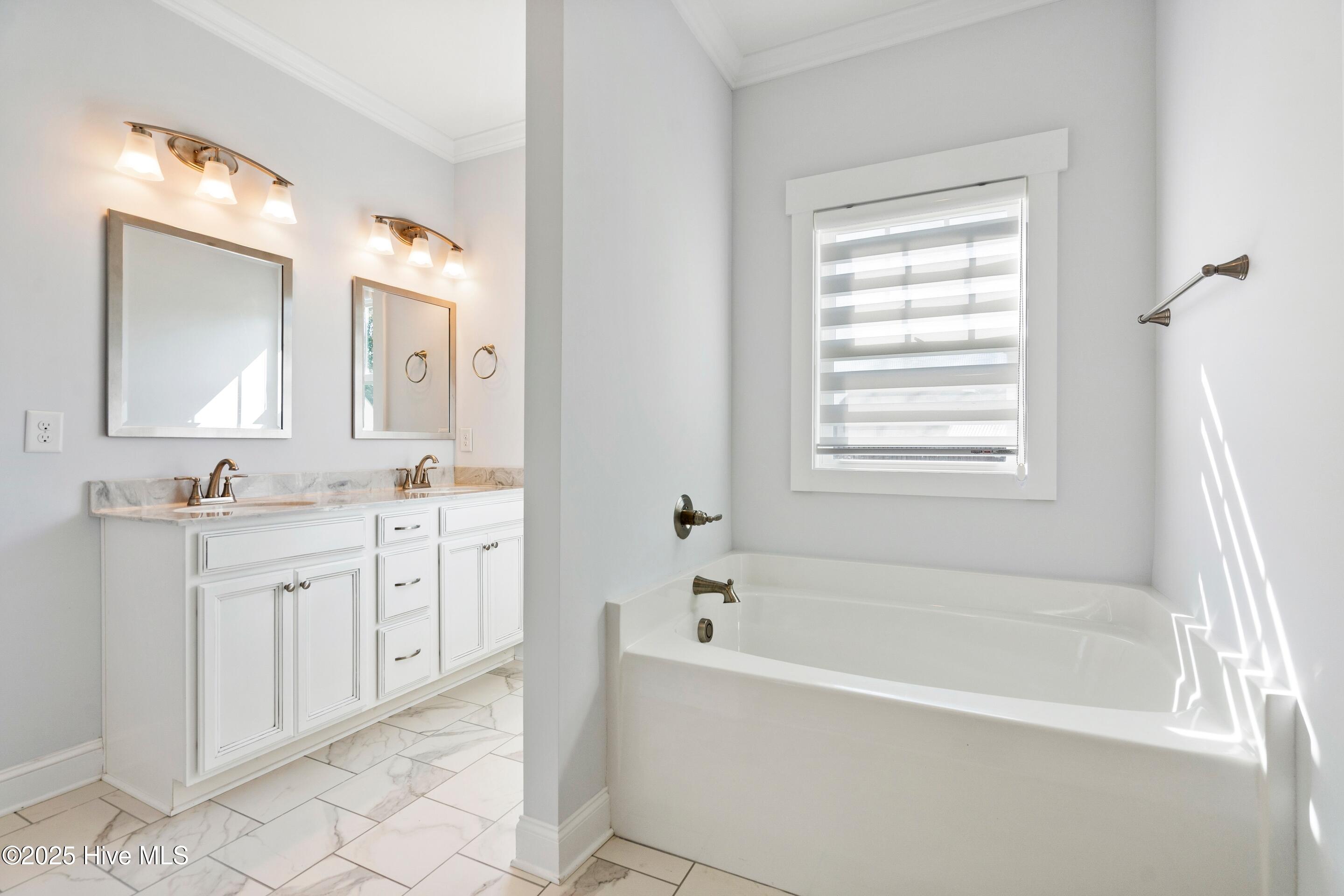 108 S Lamplighters Walk