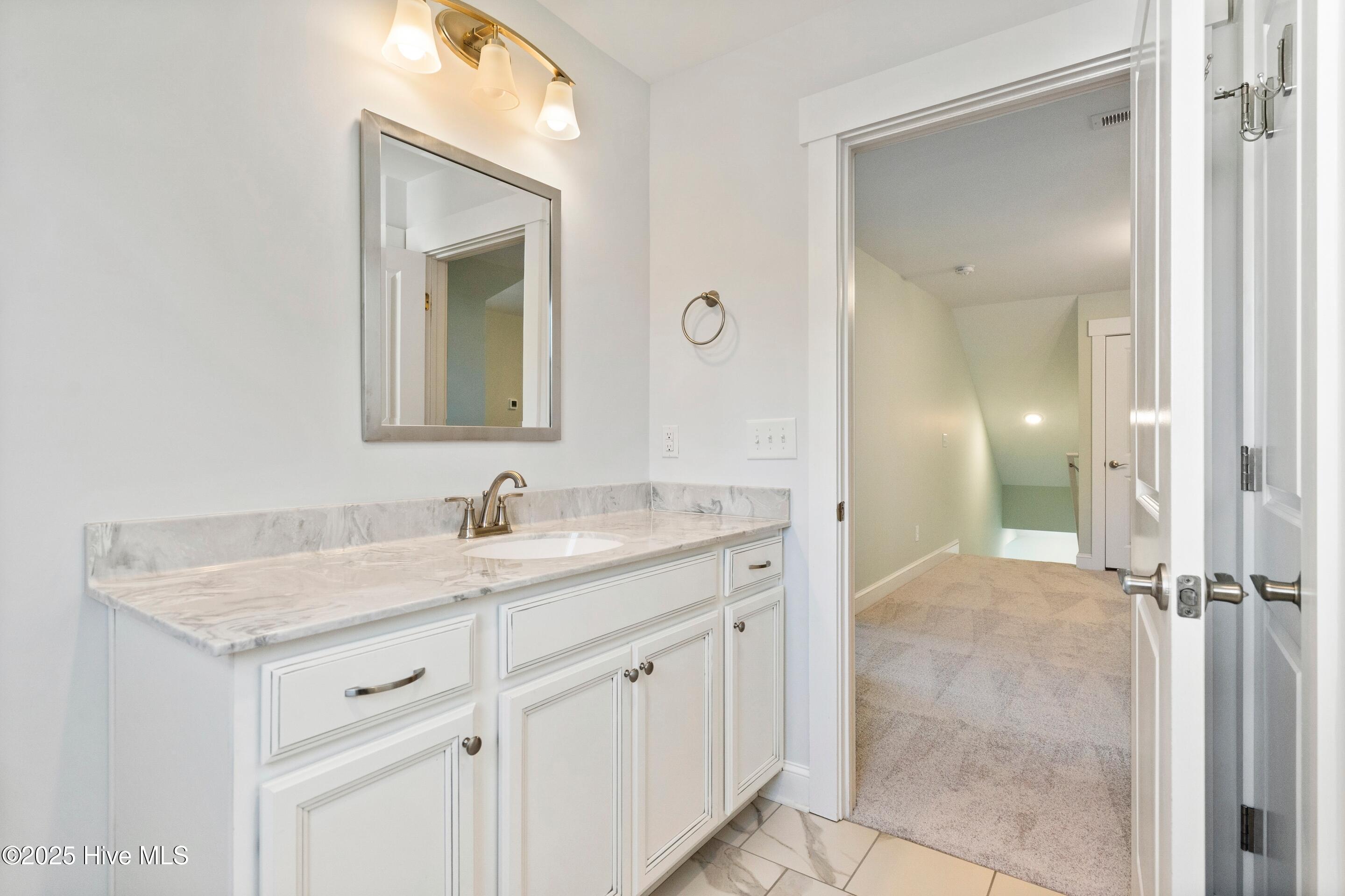 108 S Lamplighters Walk