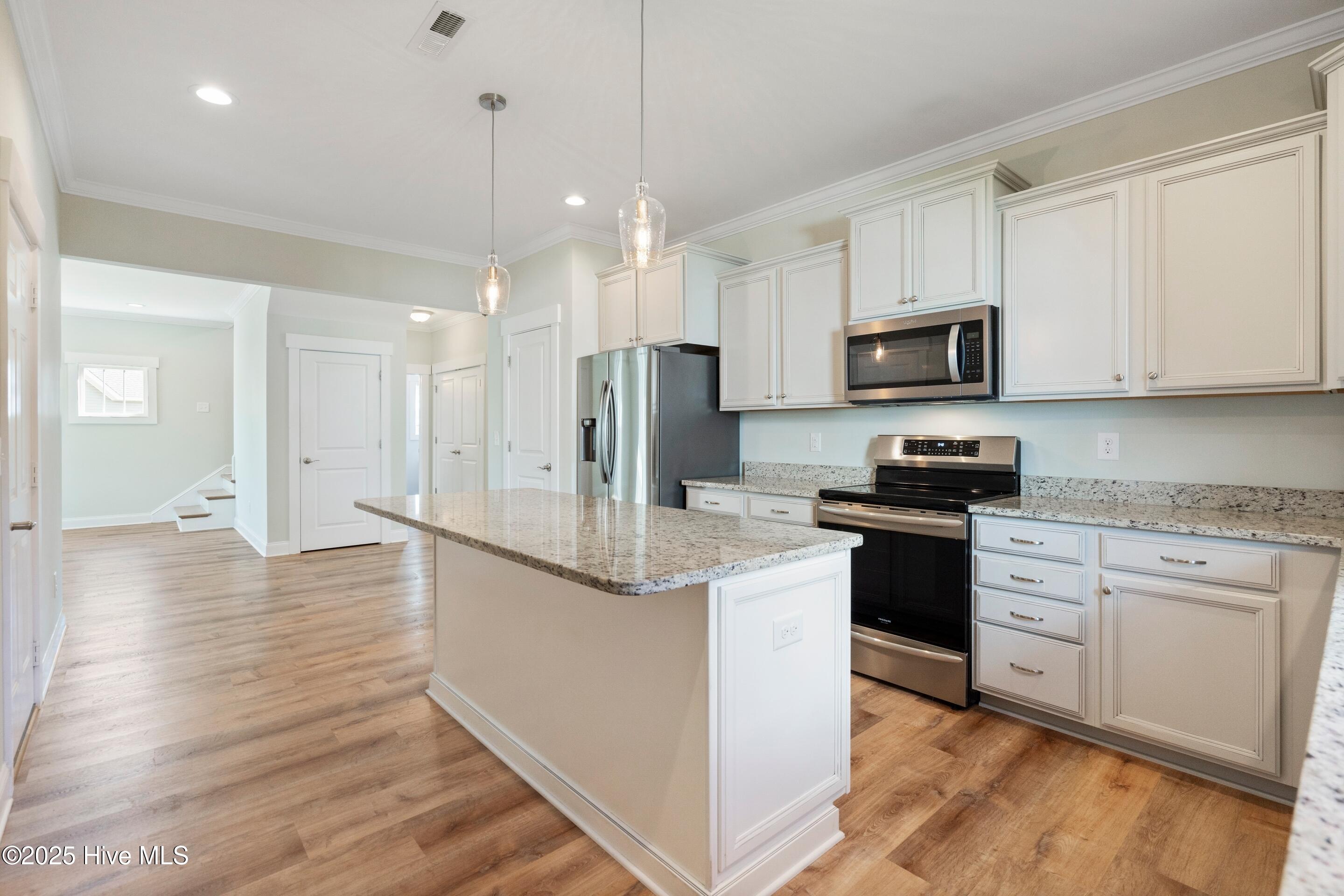 108 S Lamplighters Walk