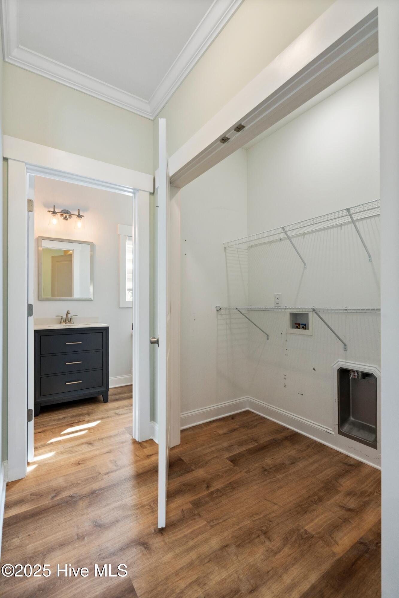 108 S Lamplighters Walk