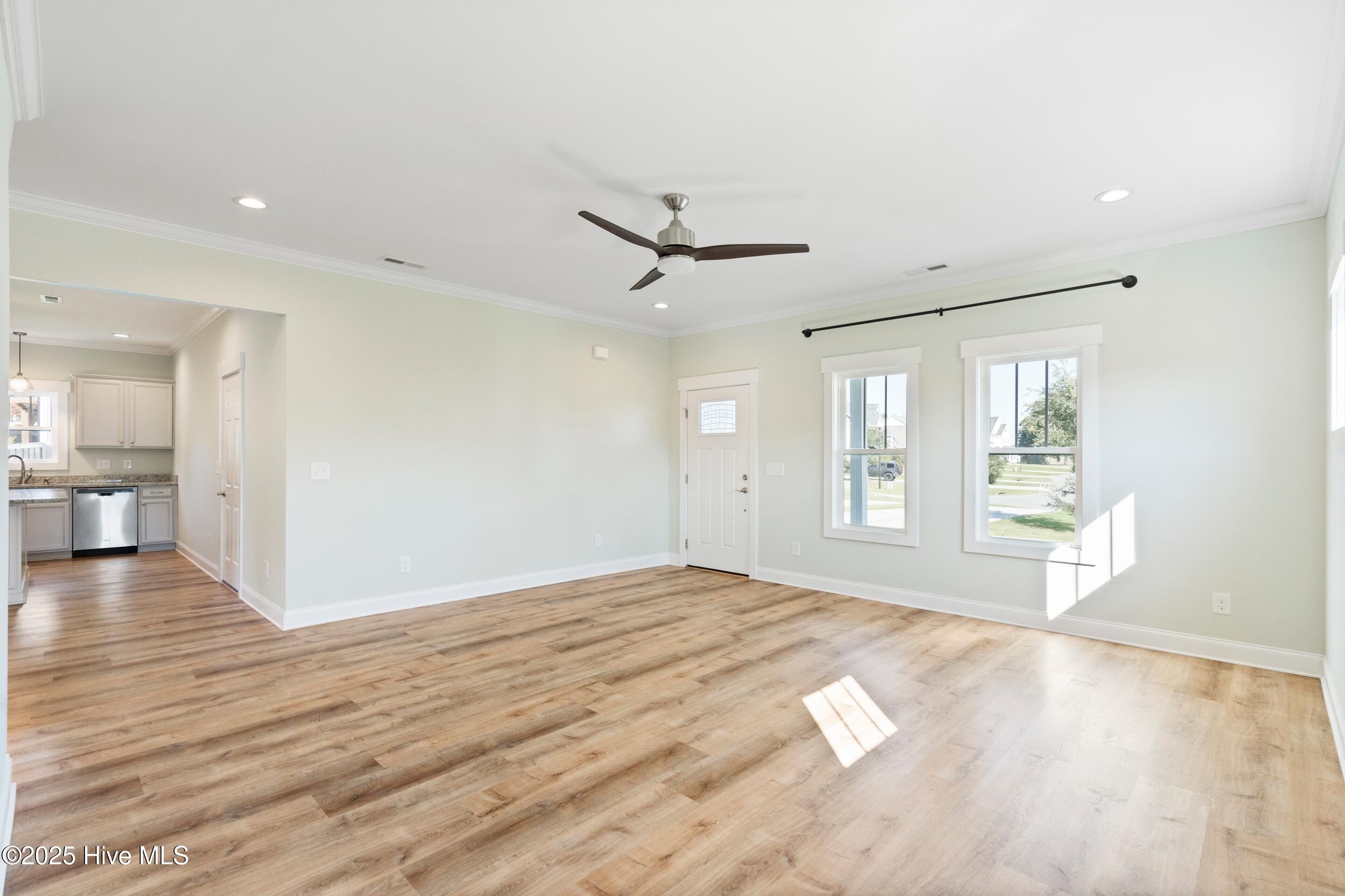 108 S Lamplighters Walk