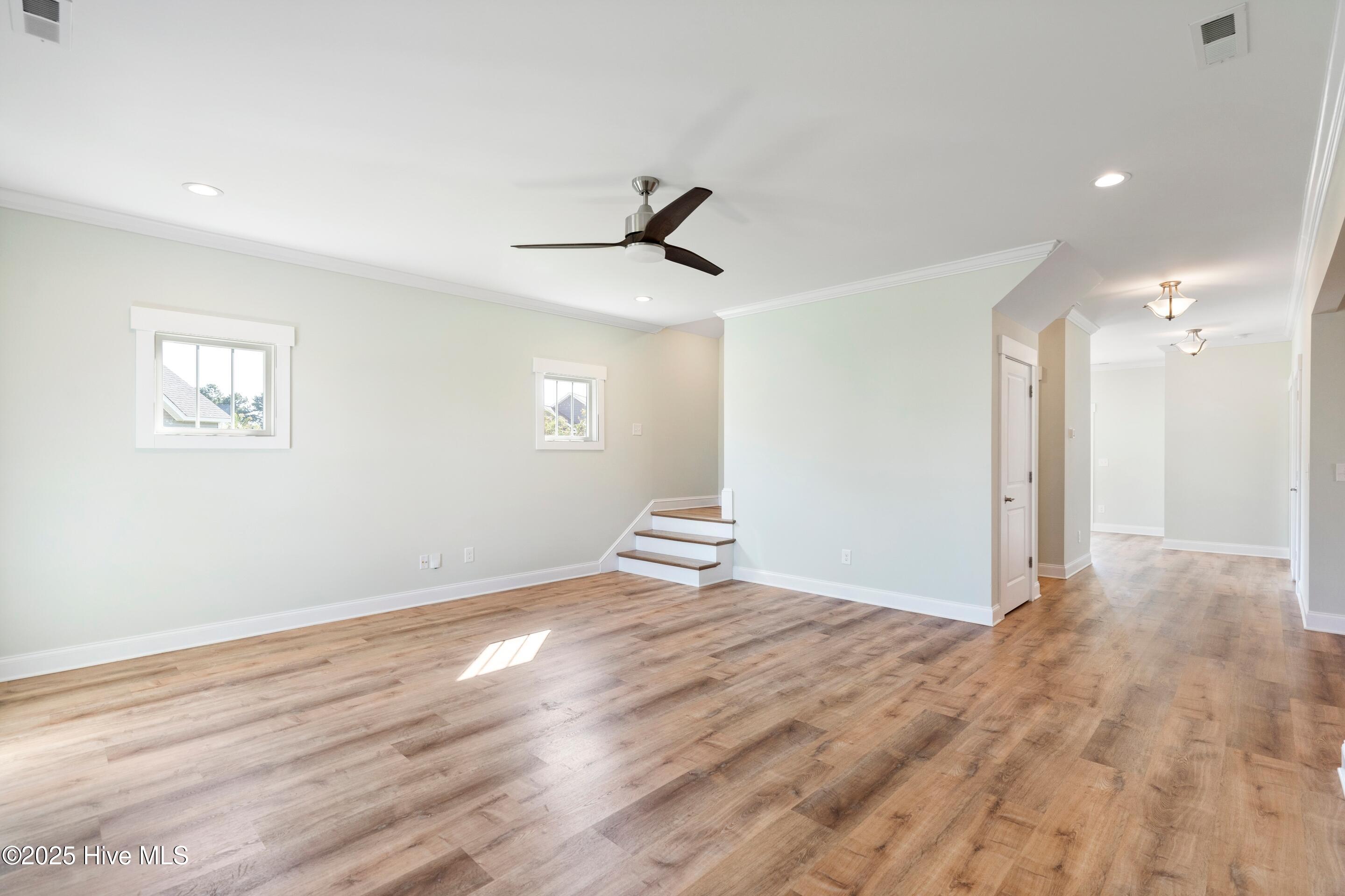 108 S Lamplighters Walk