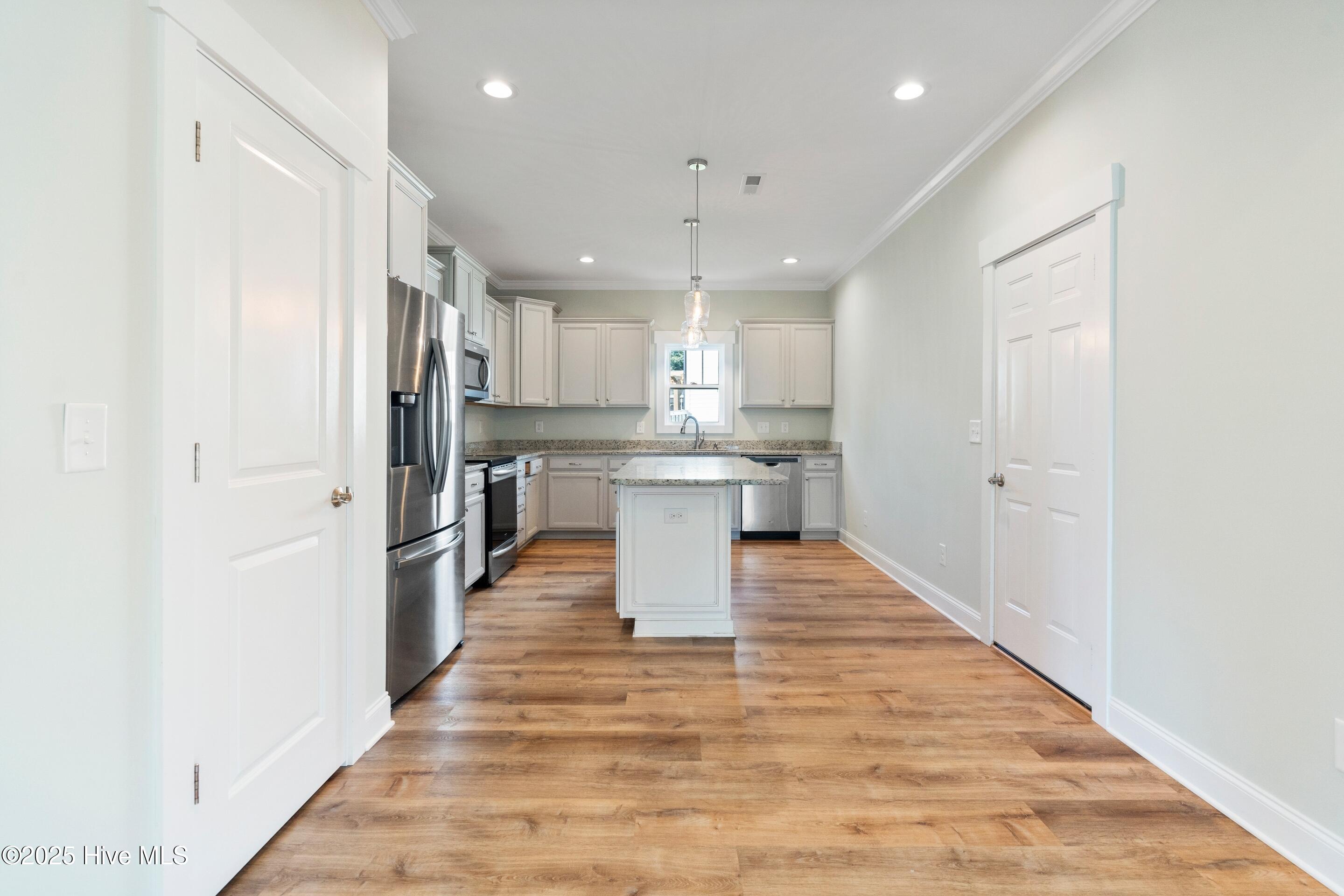 108 S Lamplighters Walk