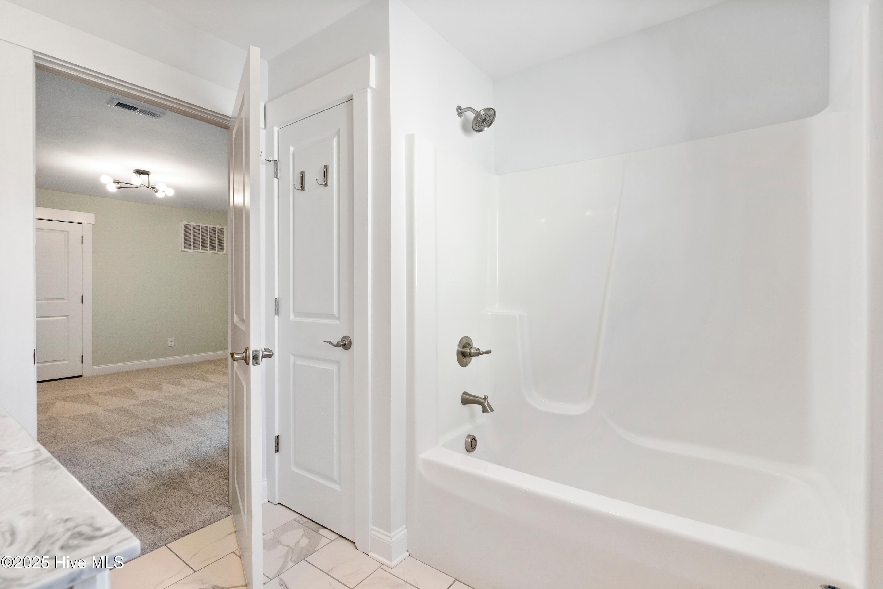 108 S Lamplighters Walk