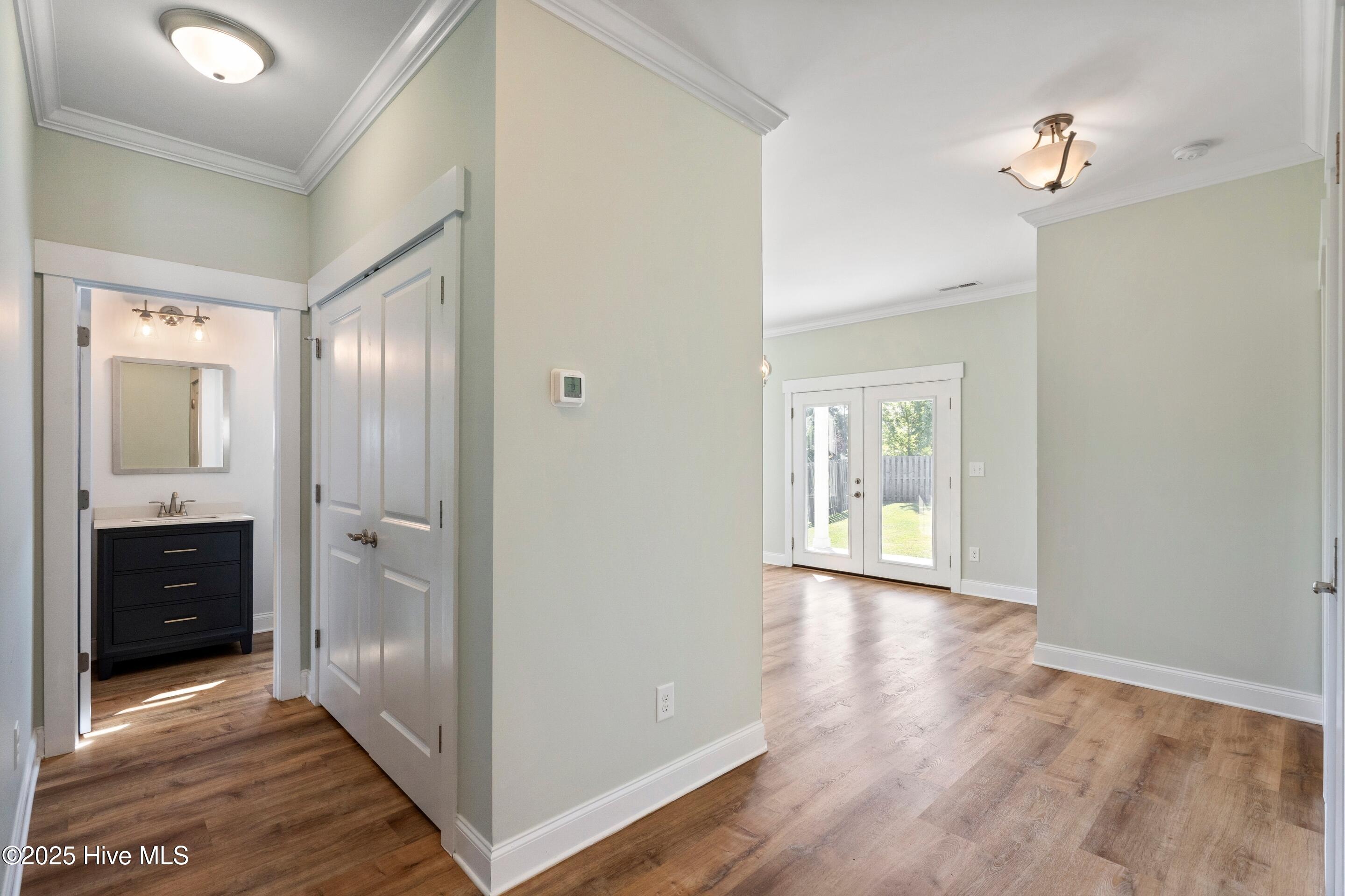 108 S Lamplighters Walk