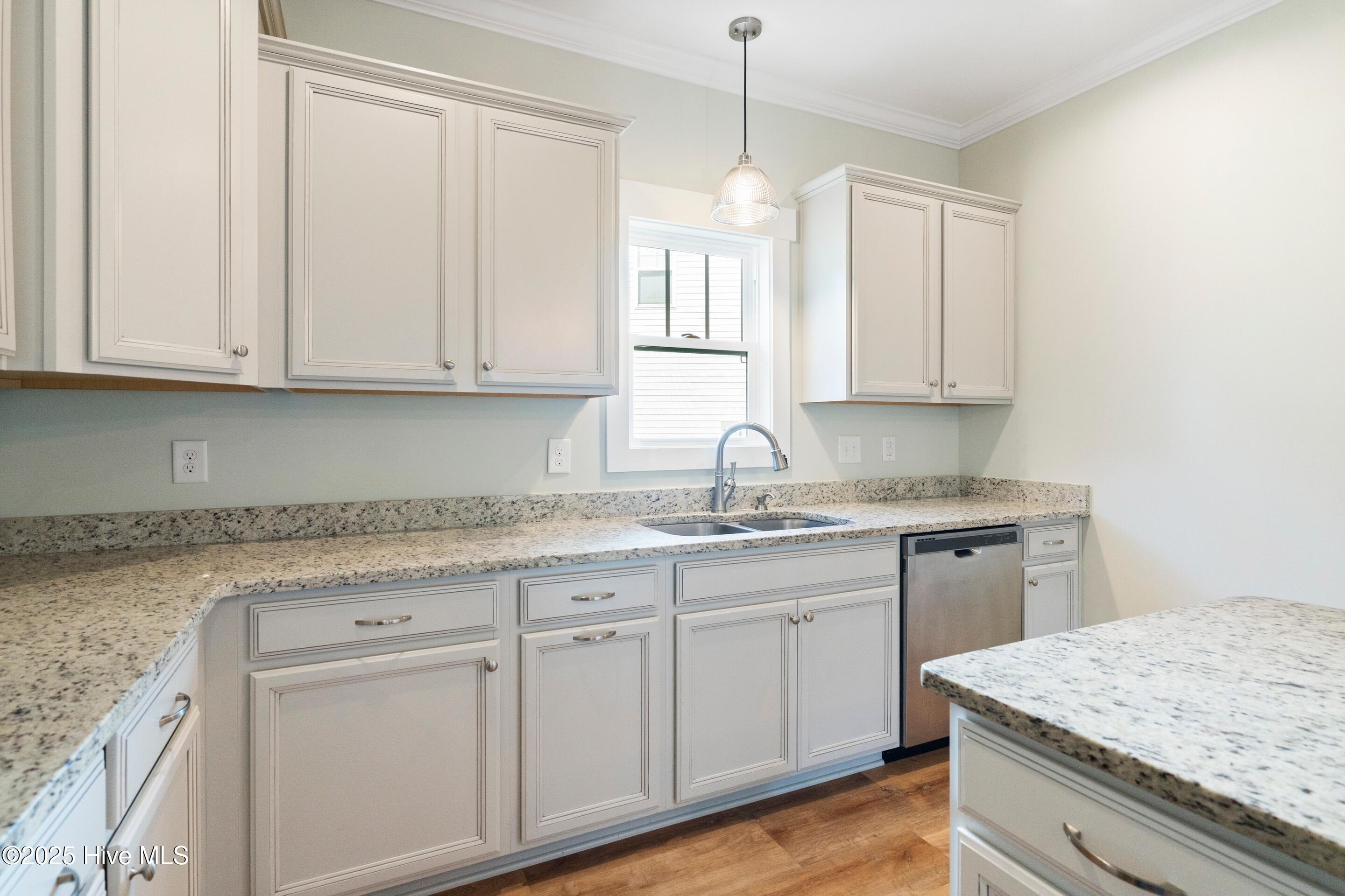 108 S Lamplighters Walk