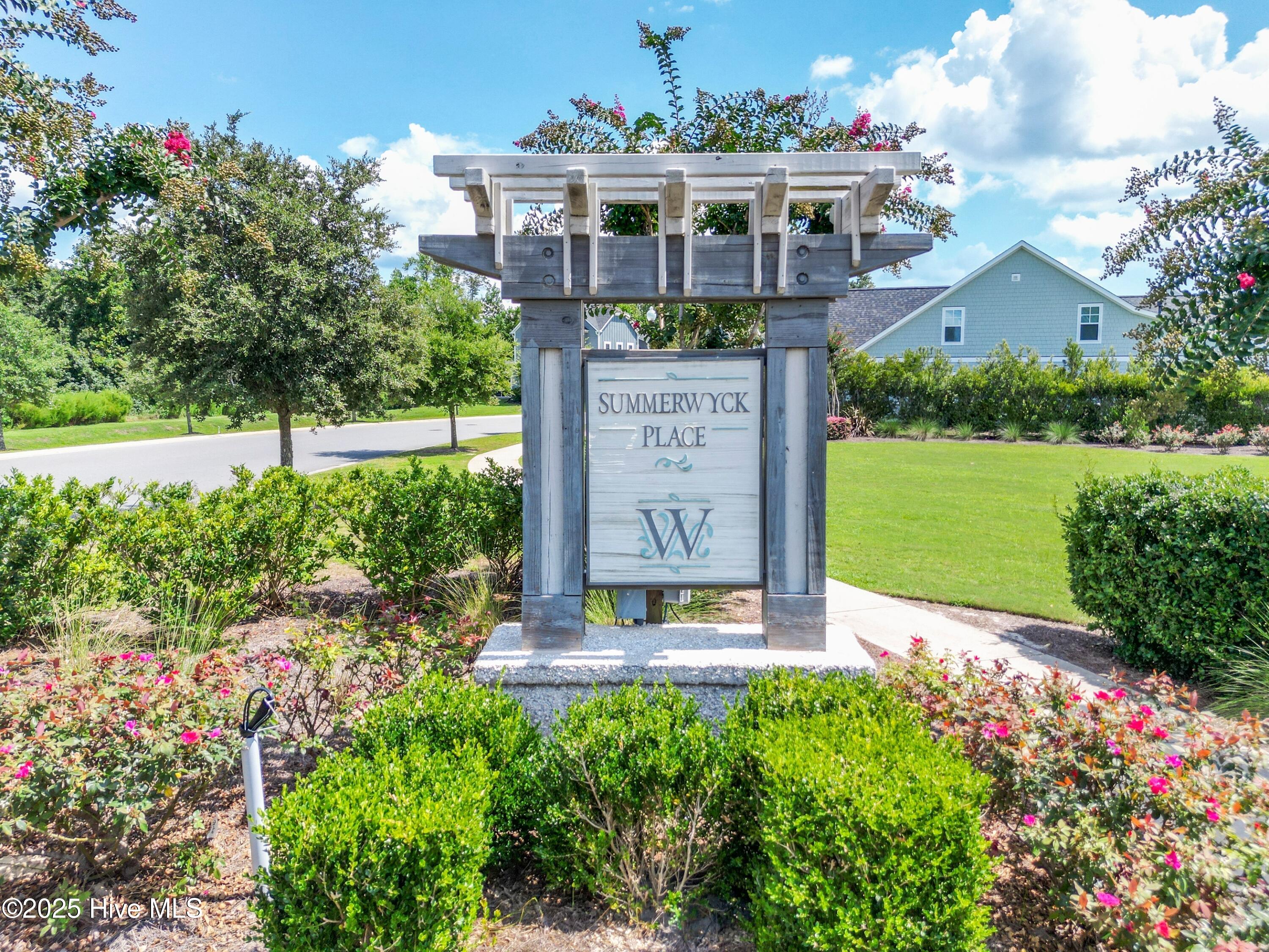 108 S Lamplighters Walk