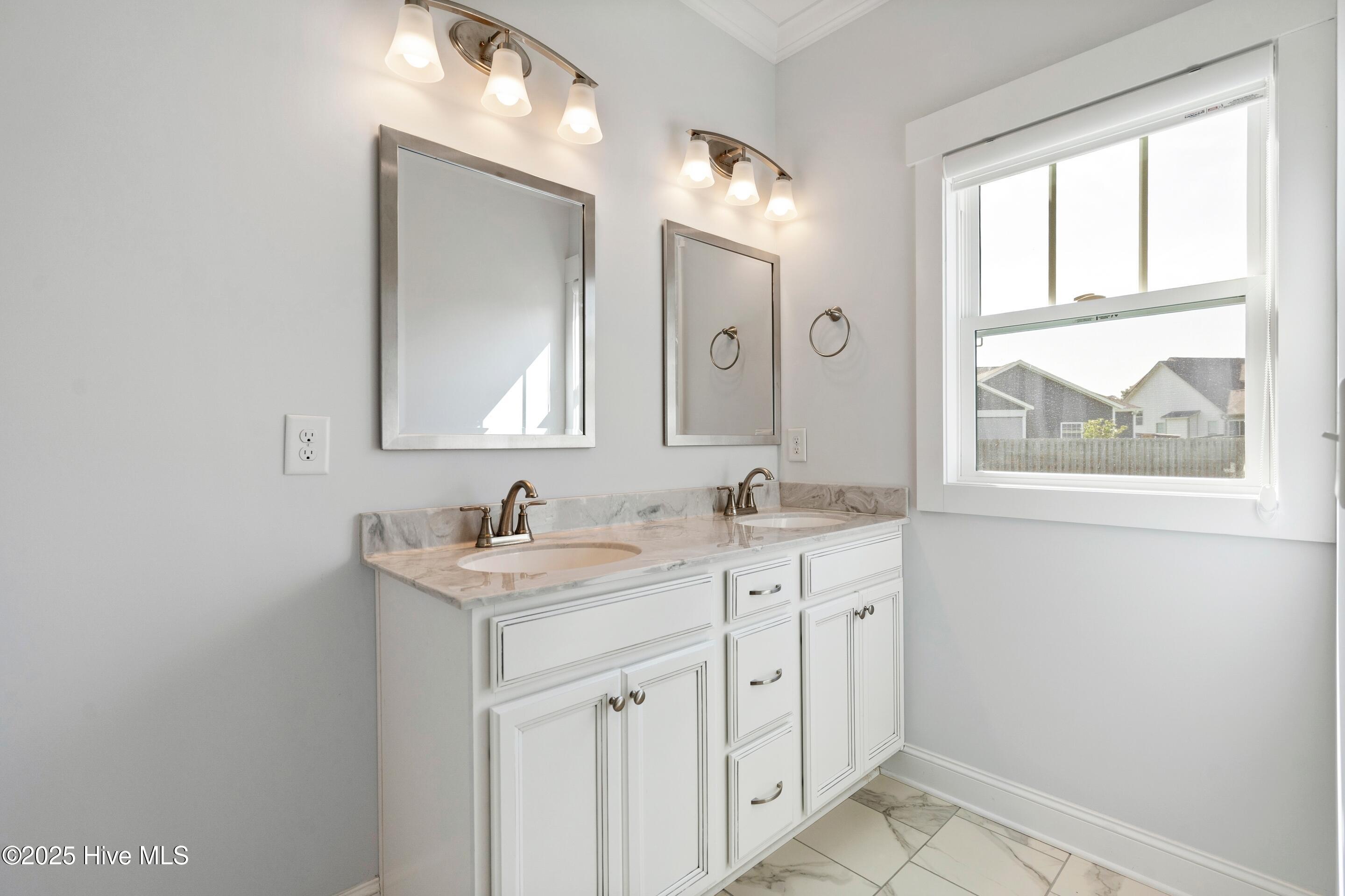 108 S Lamplighters Walk