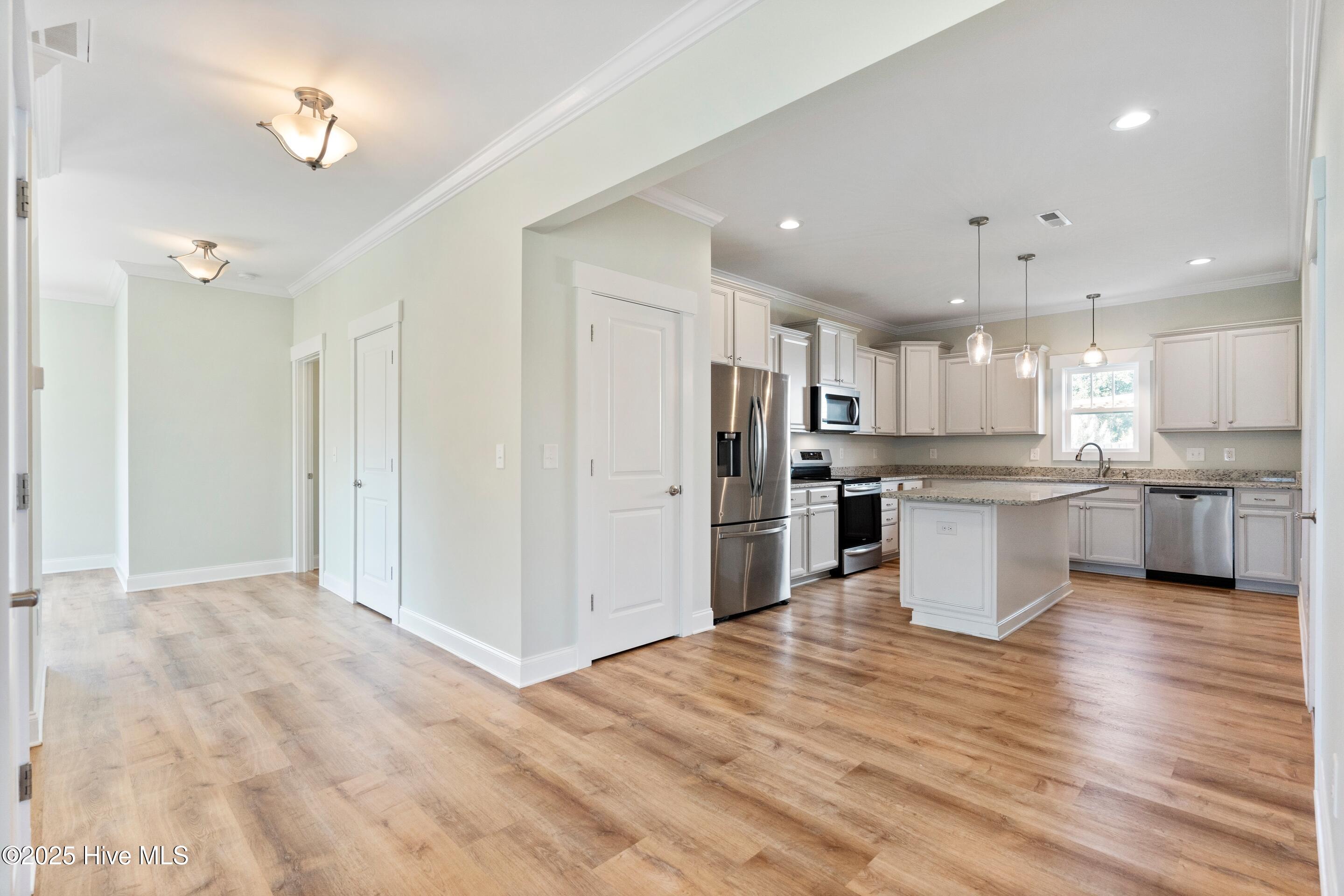 108 S Lamplighters Walk