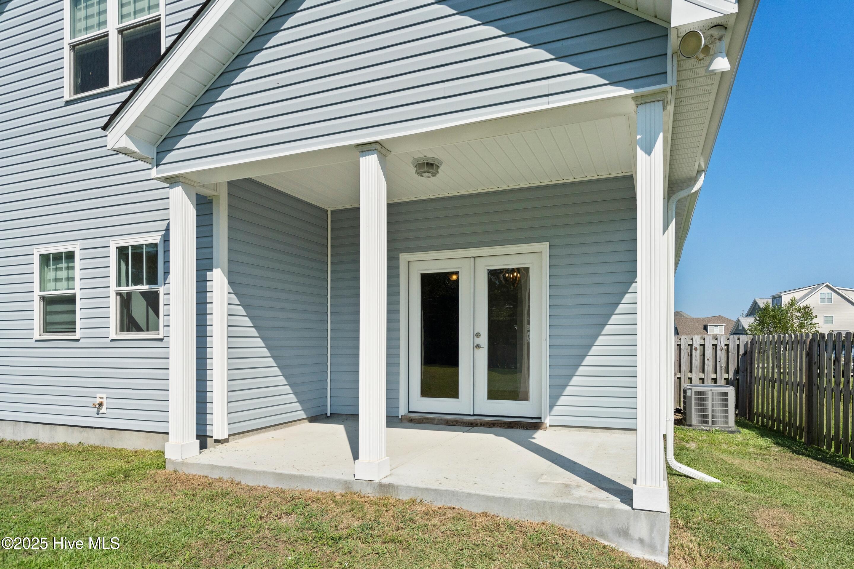 108 S Lamplighters Walk