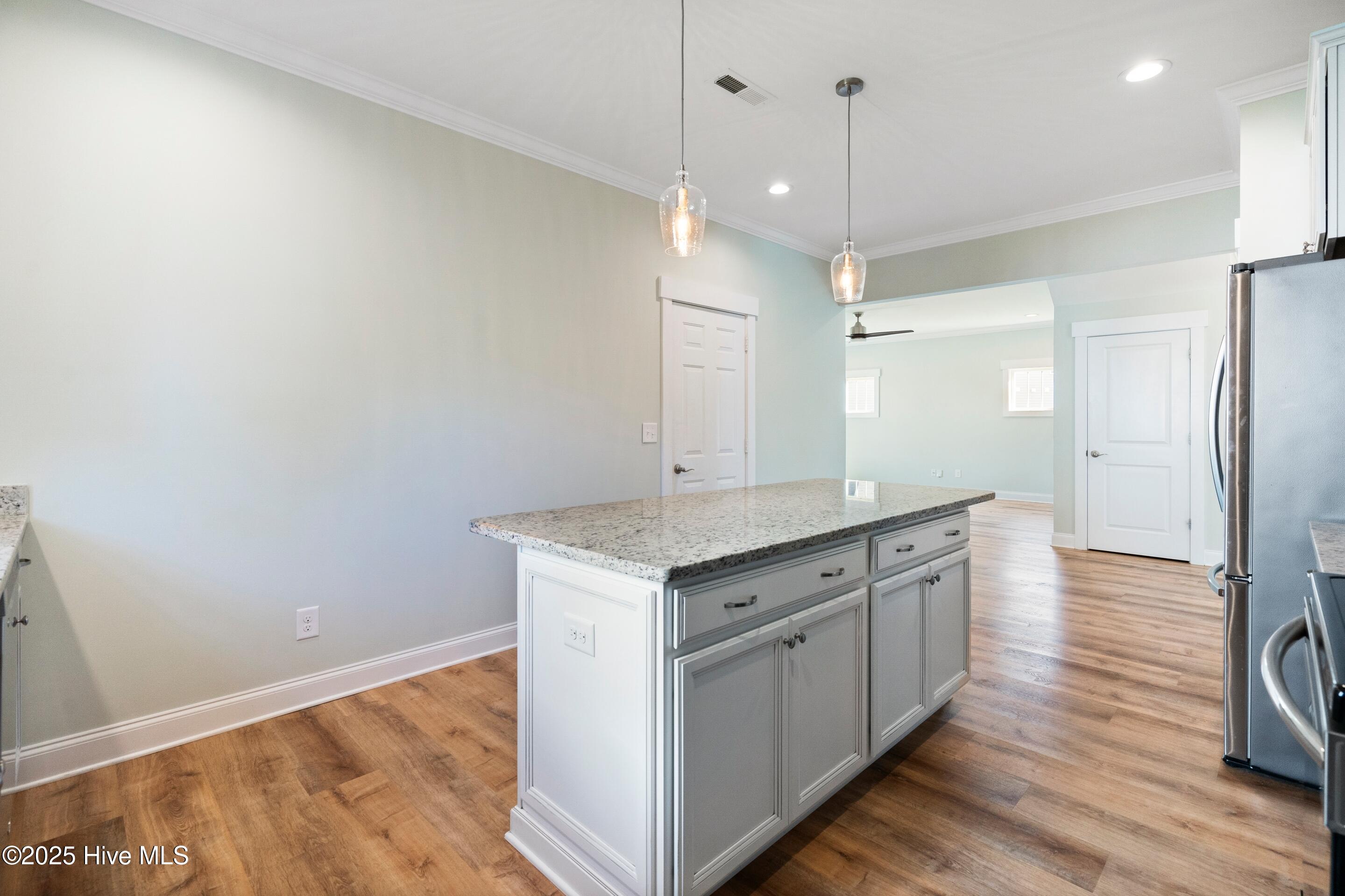 108 S Lamplighters Walk