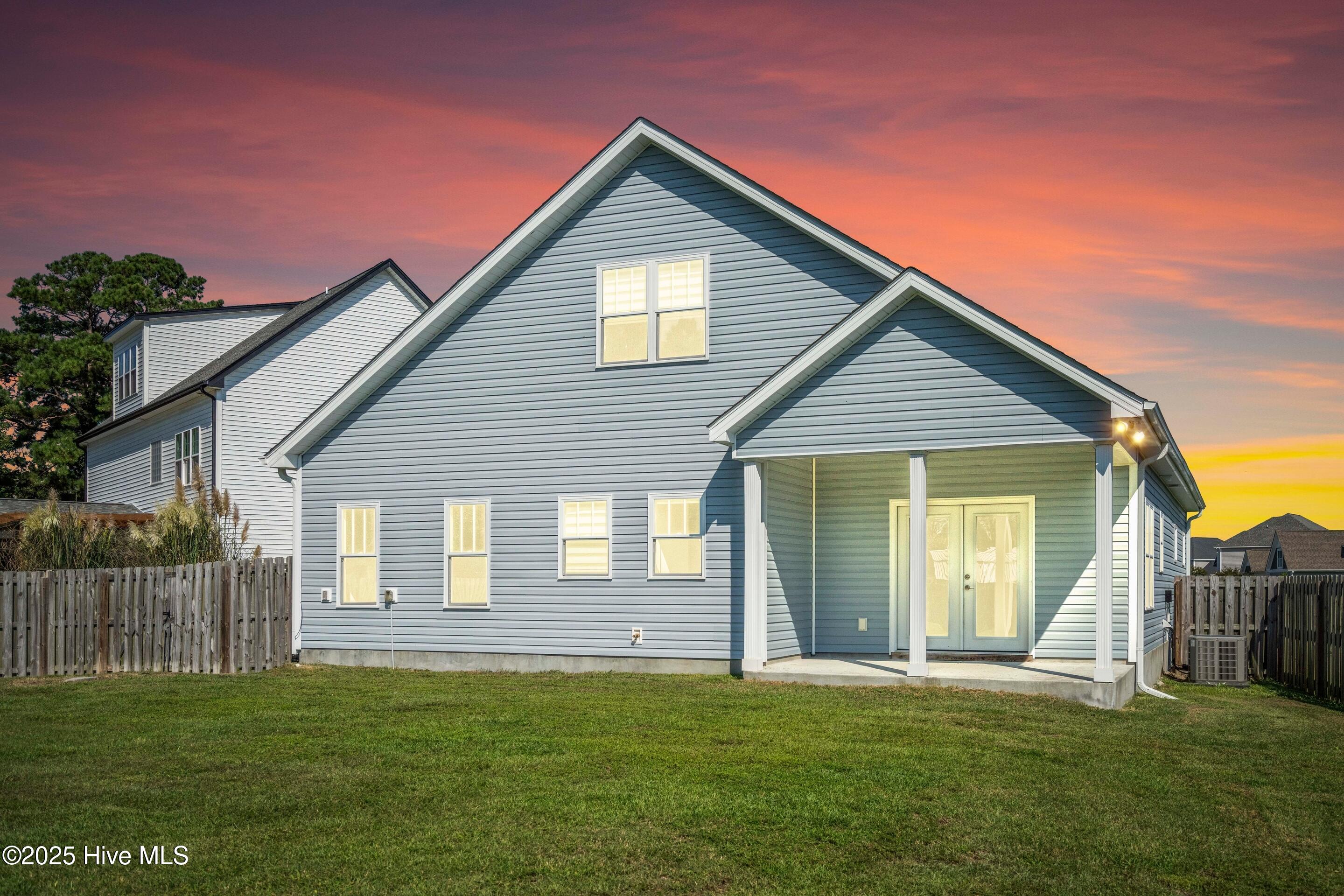 108 S Lamplighters Walk