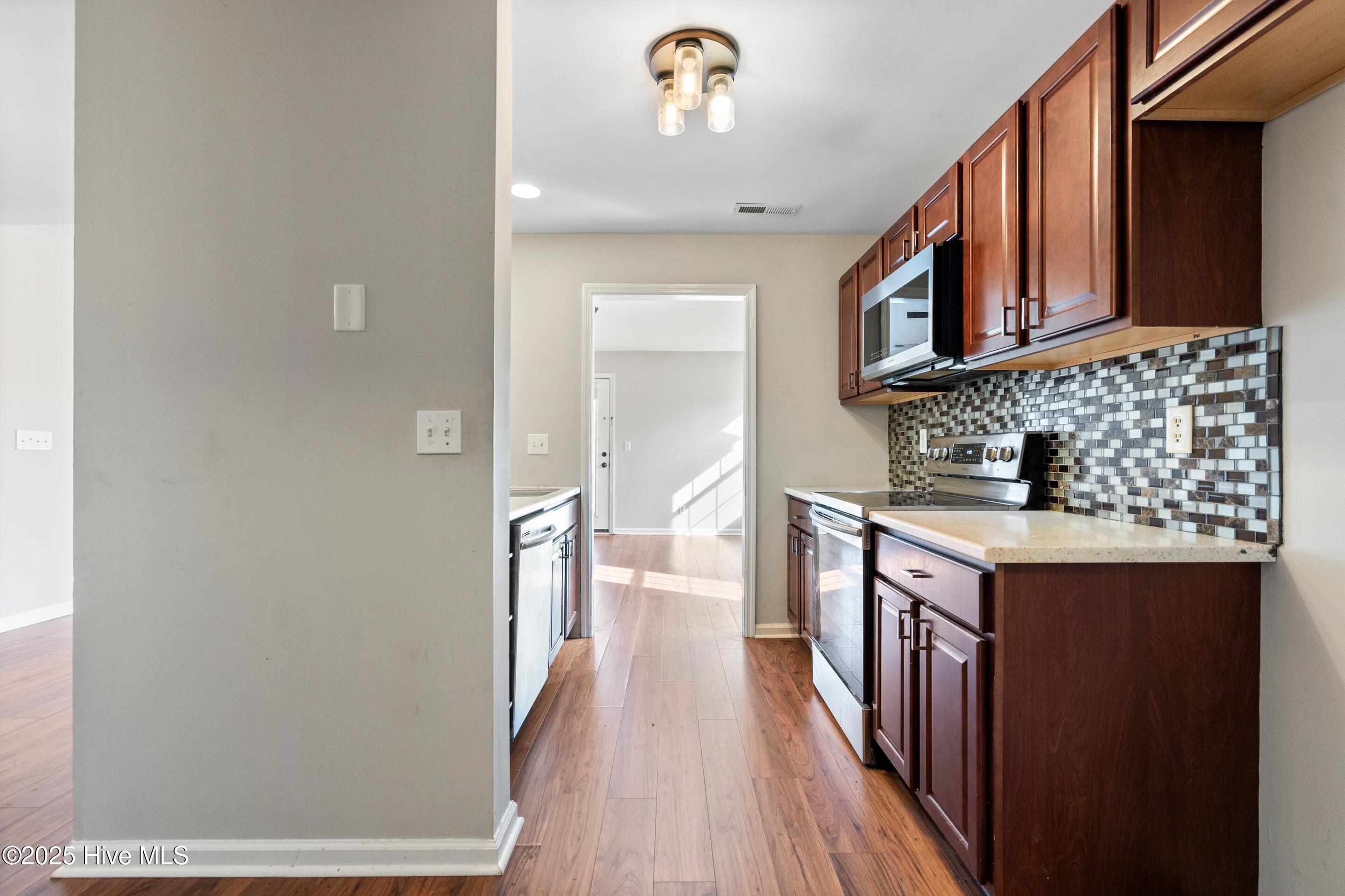 906 Litchfield Way L