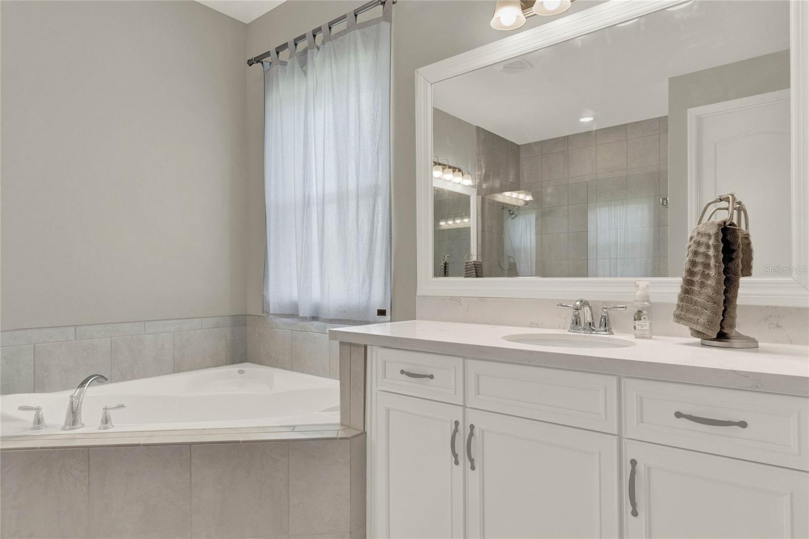 14204 COLONIAL POINTE DR