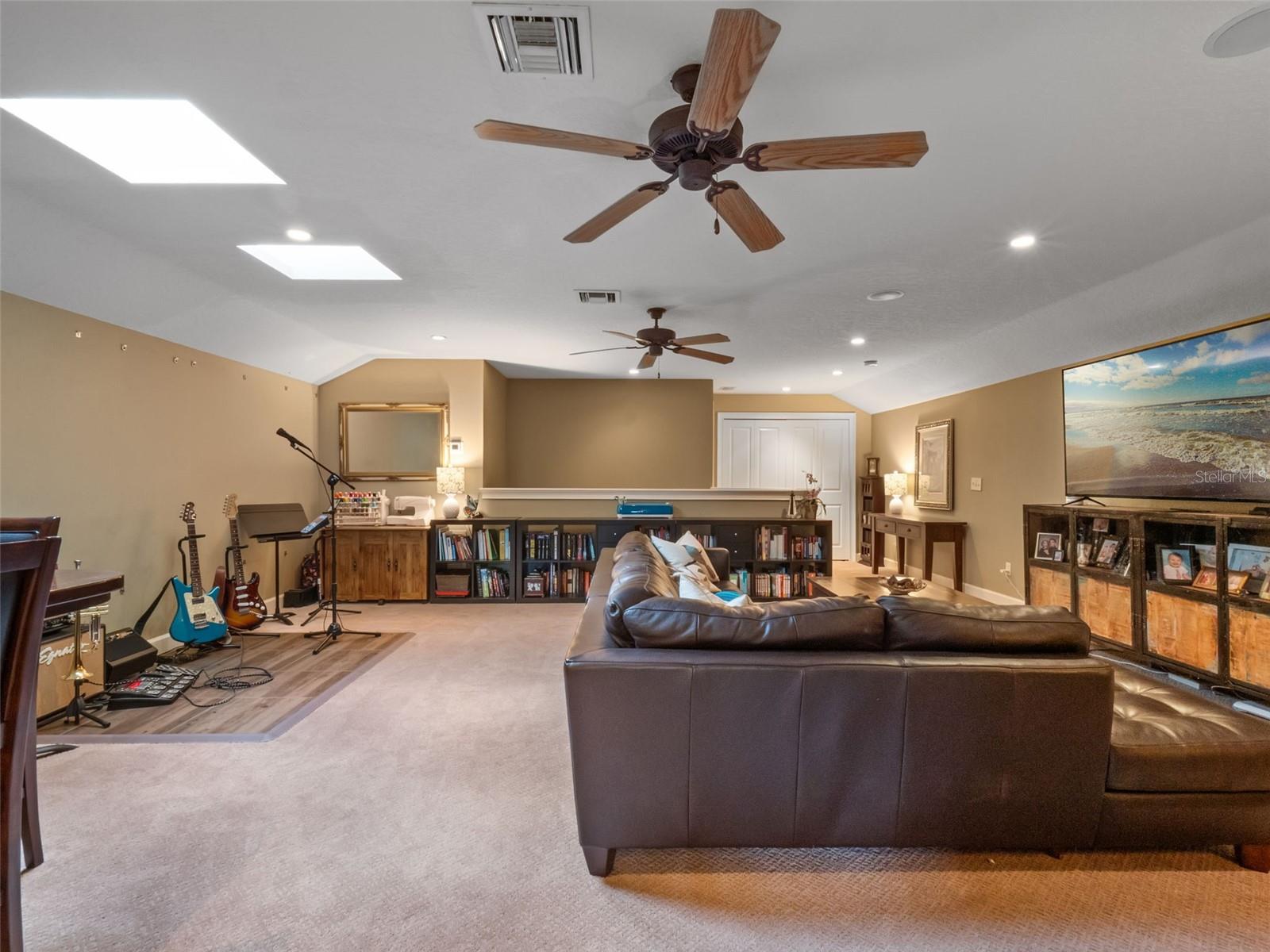 2750 LEE SHORE LOOP