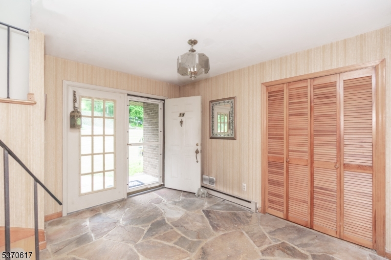 18 Valley Dr