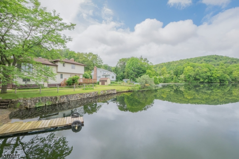 18 Valley Dr