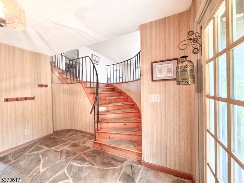18 Valley Dr