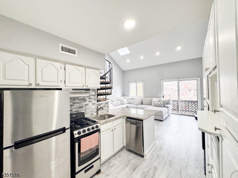 4 Alta Ct