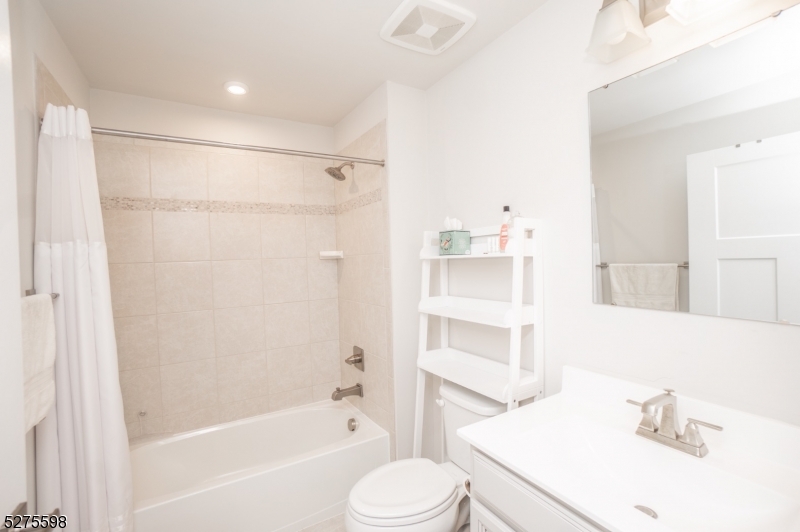 35 Lam Dr