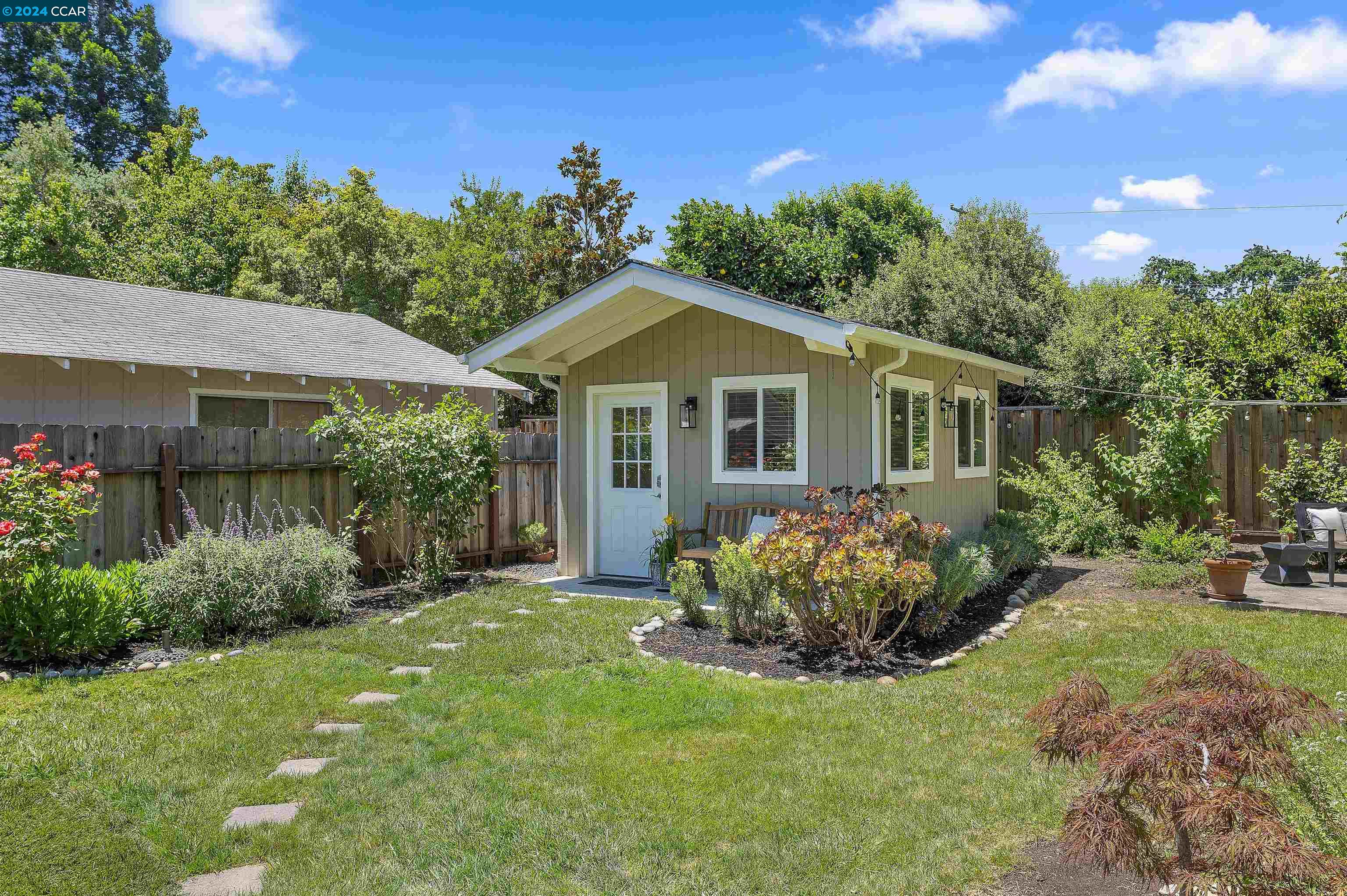 1918 Rose Ln