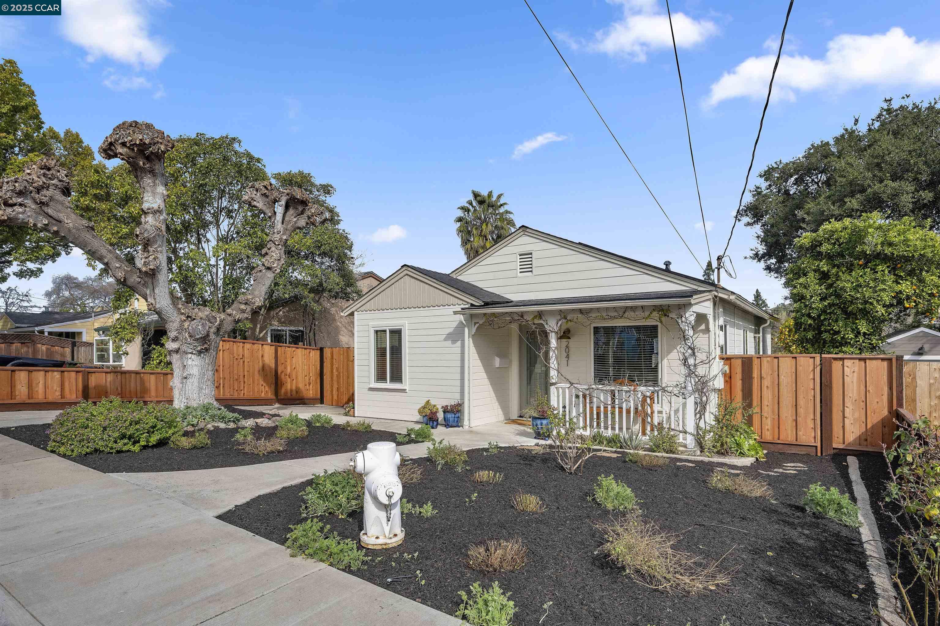 2041 Boynton Ave
