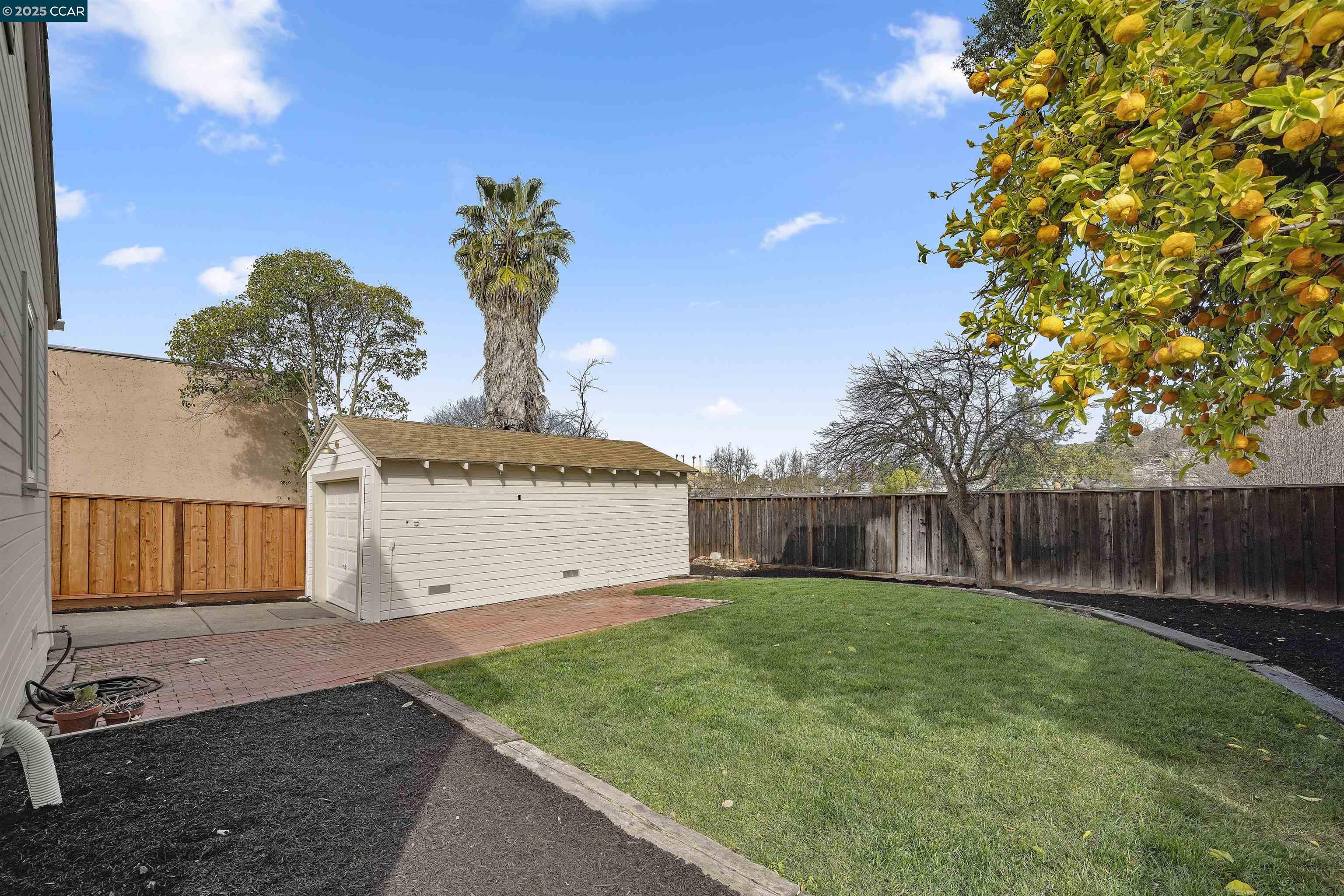 2041 Boynton Ave