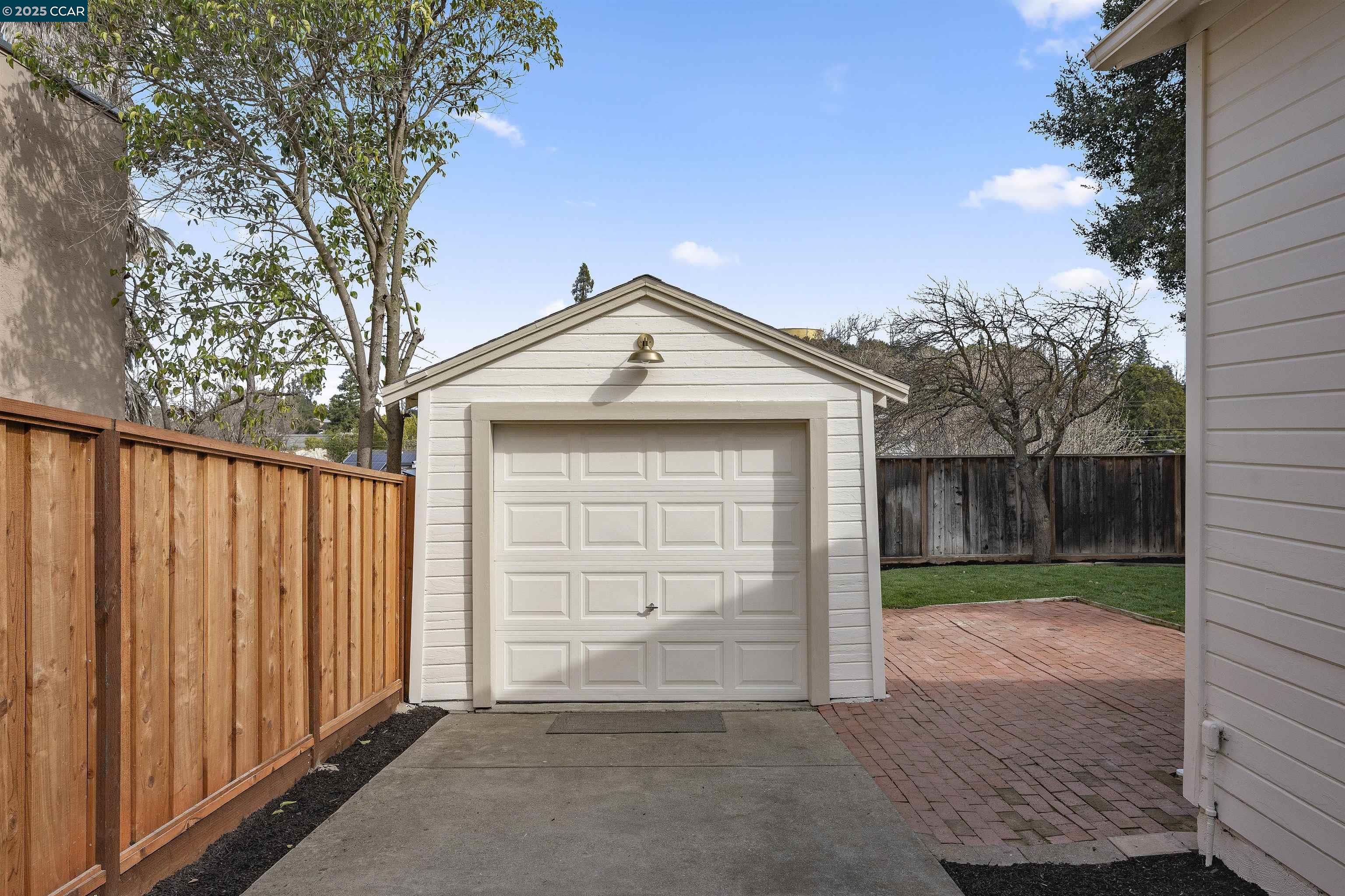 2041 Boynton Ave