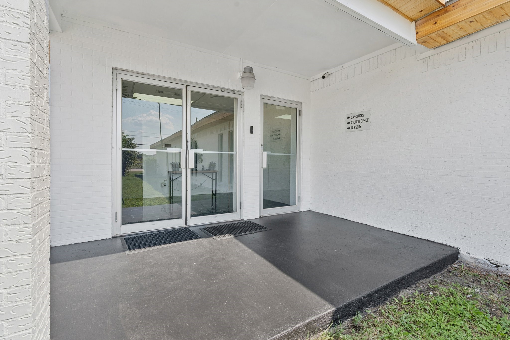 200 E Carr Lane