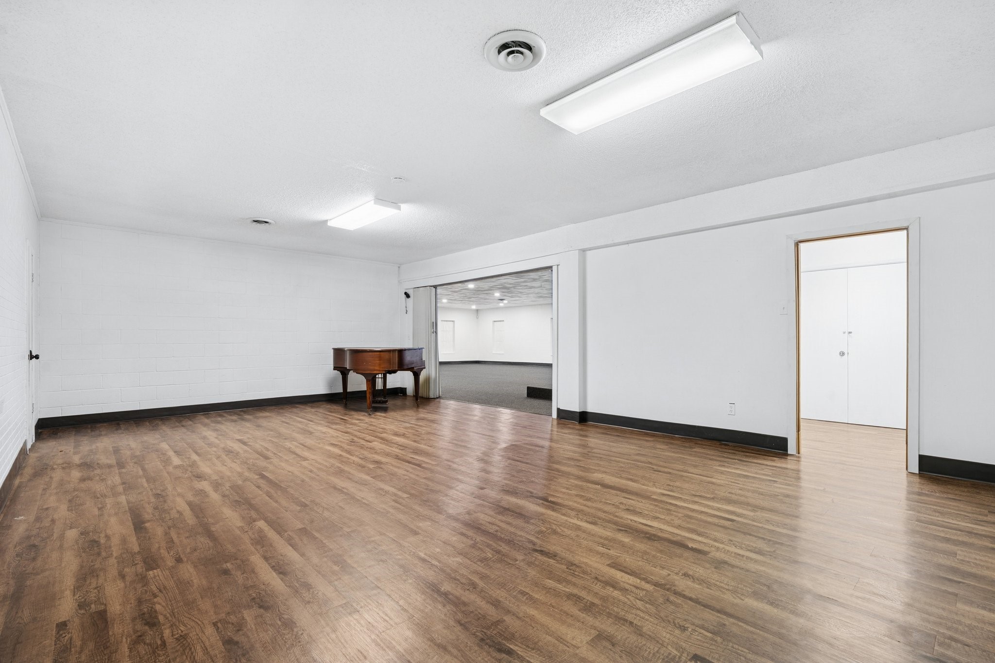 200 E Carr Lane