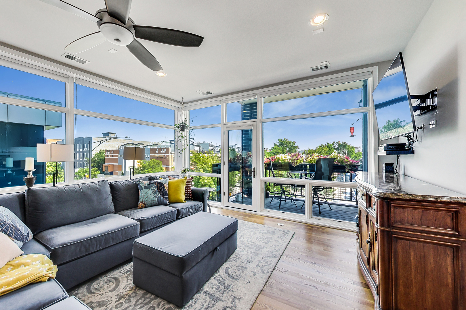 5 N Oakley Boulevard Unit: 308