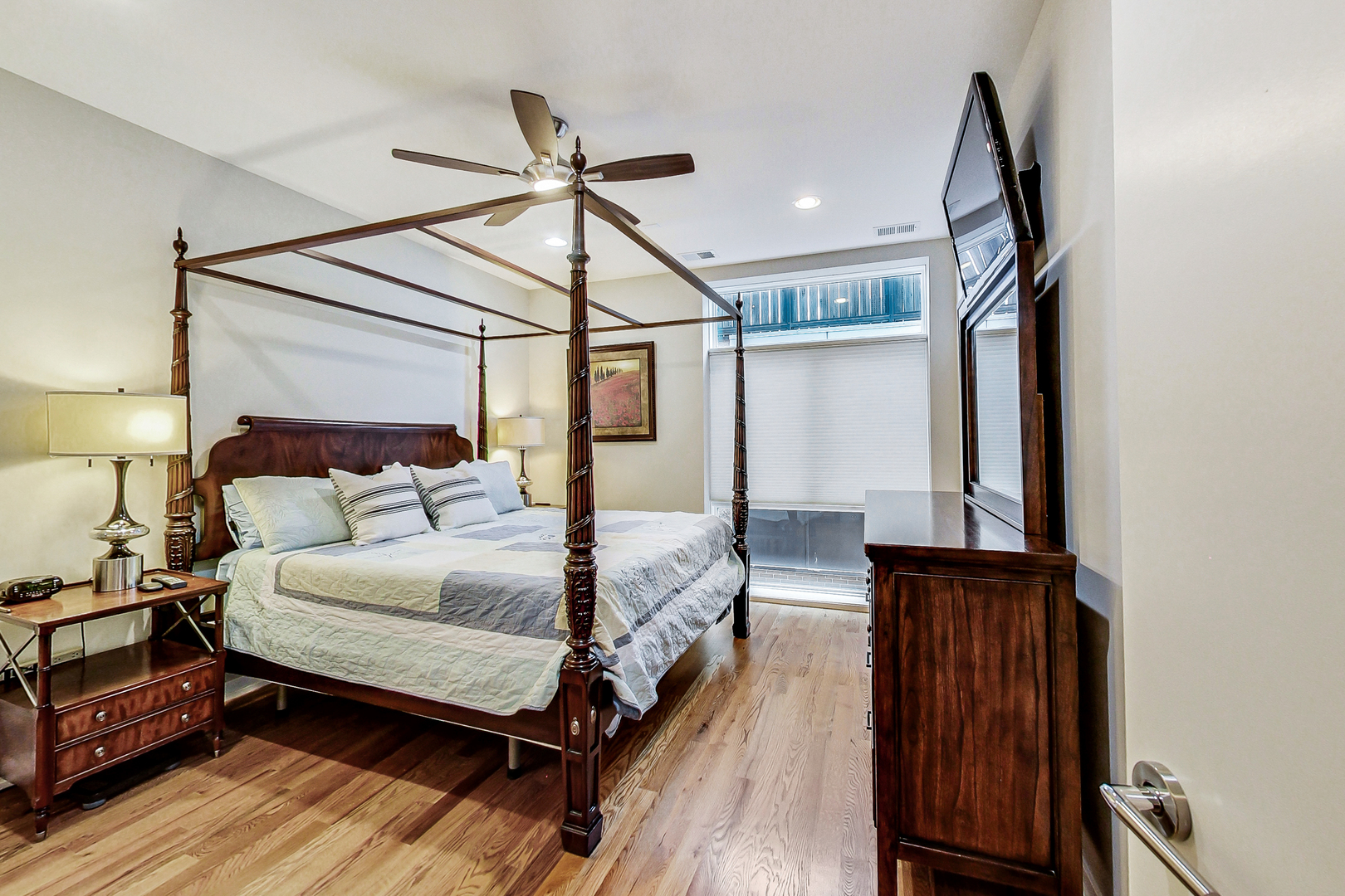 5 N Oakley Boulevard Unit: 308