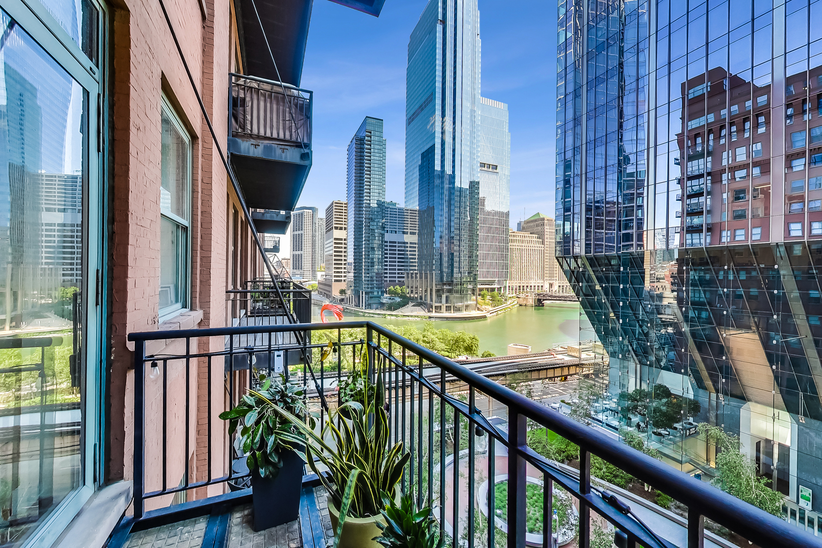 165 N CANAL Street Unit: 815