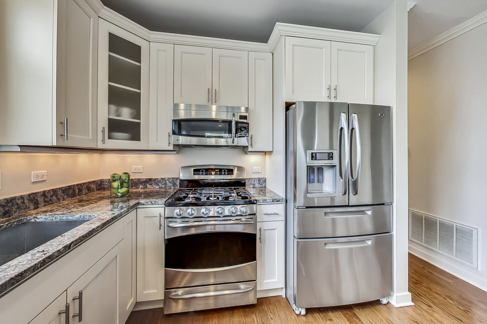 1830 N Winchester Avenue Unit: 101