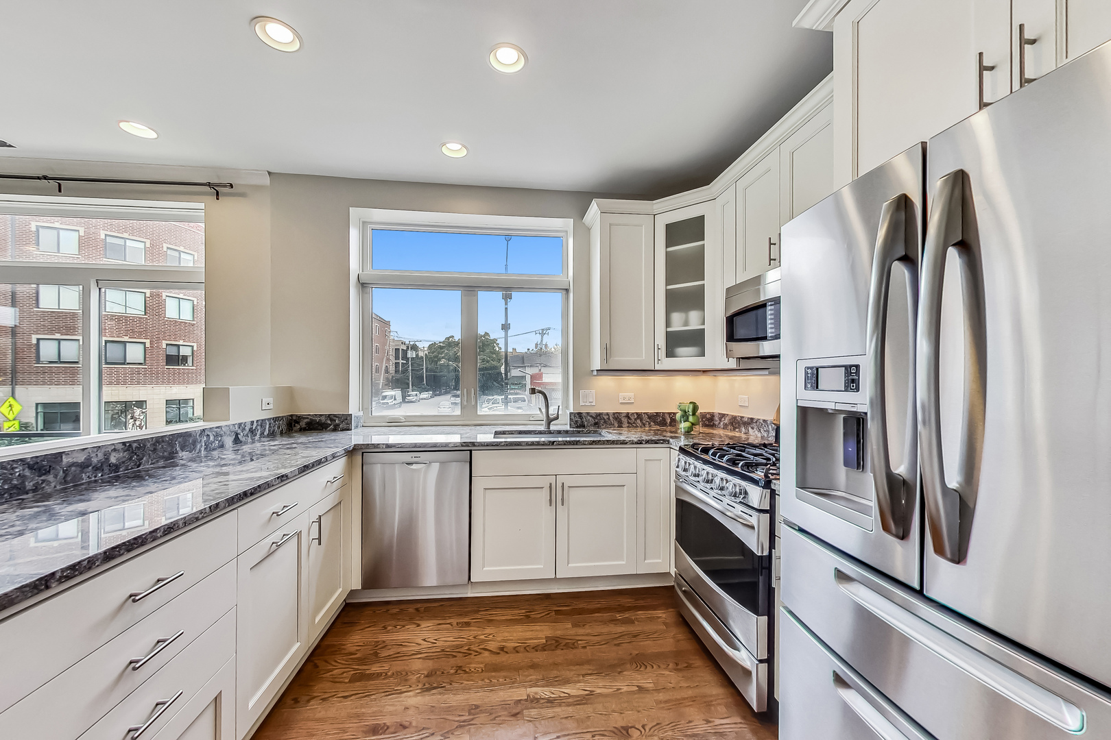 1830 N Winchester Avenue Unit: 101