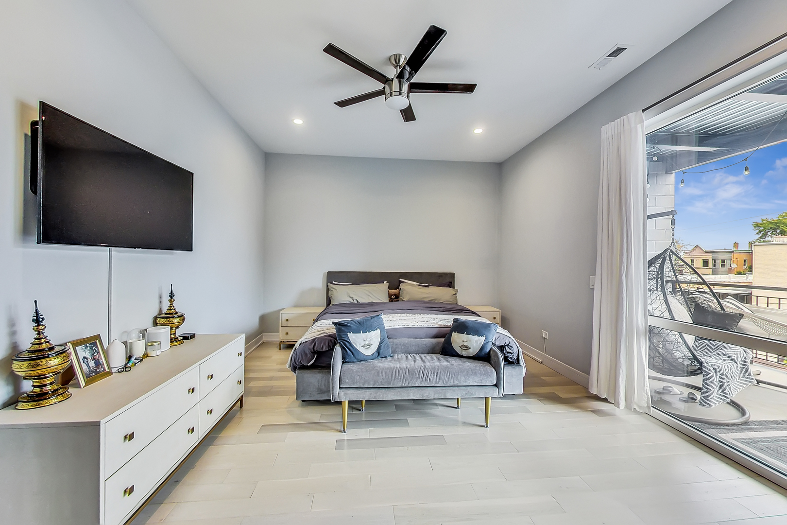 845 N California Avenue Unit: 3