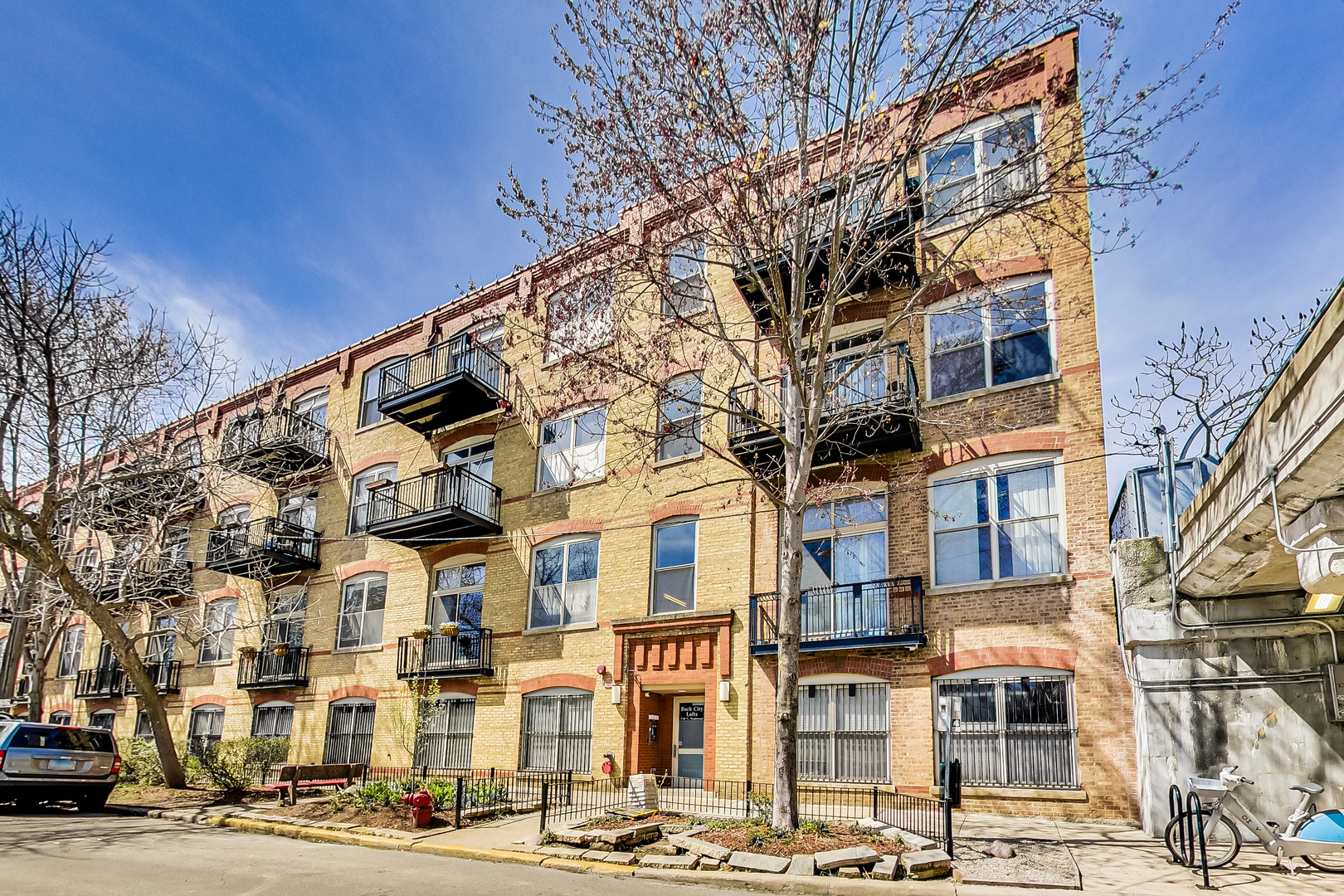 1740 N Maplewood Avenue Unit: 322
