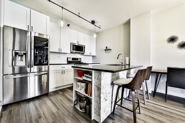 330 N JEFFERSON Street Unit: 907