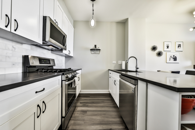 330 N JEFFERSON Street Unit: 907