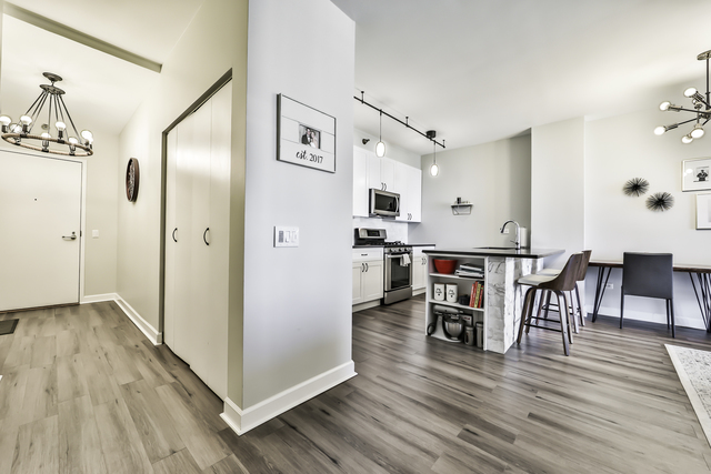 330 N JEFFERSON Street Unit: 907