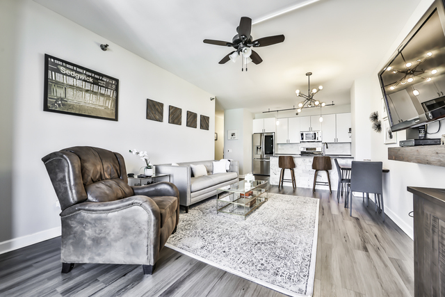 330 N JEFFERSON Street Unit: 907