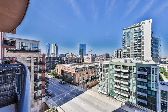 330 N JEFFERSON Street Unit: 907