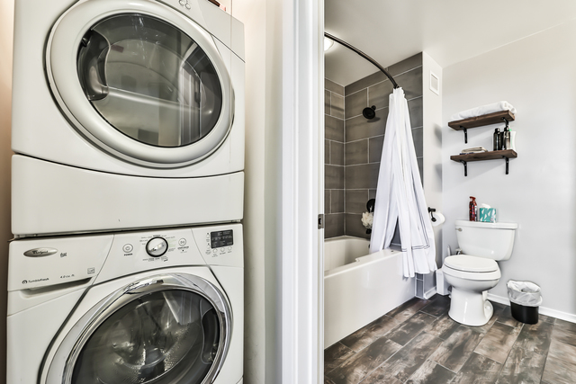 330 N JEFFERSON Street Unit: 907