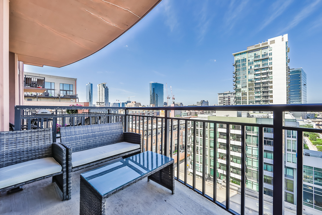 330 N JEFFERSON Street Unit: 907