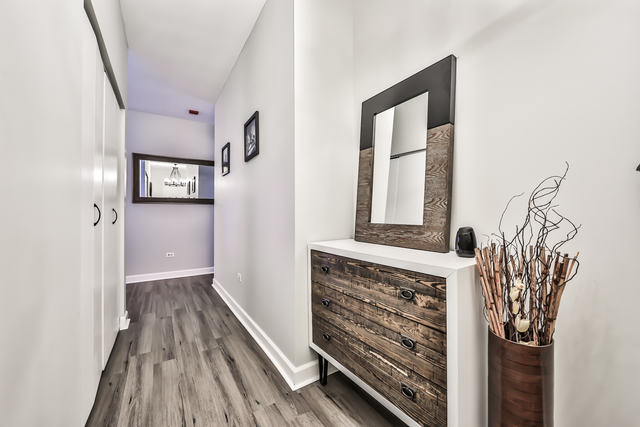 330 N JEFFERSON Street Unit: 907