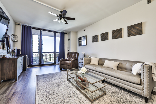 330 N JEFFERSON Street Unit: 907
