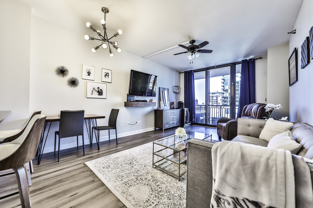 330 N JEFFERSON Street Unit: 907