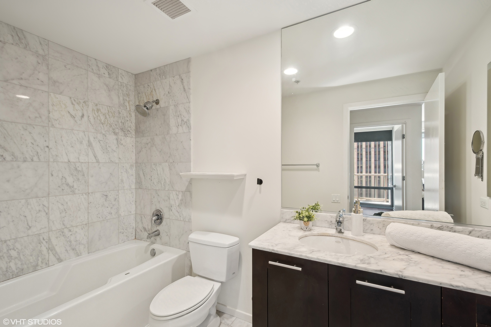 240 E Illinois Street Unit: 1203