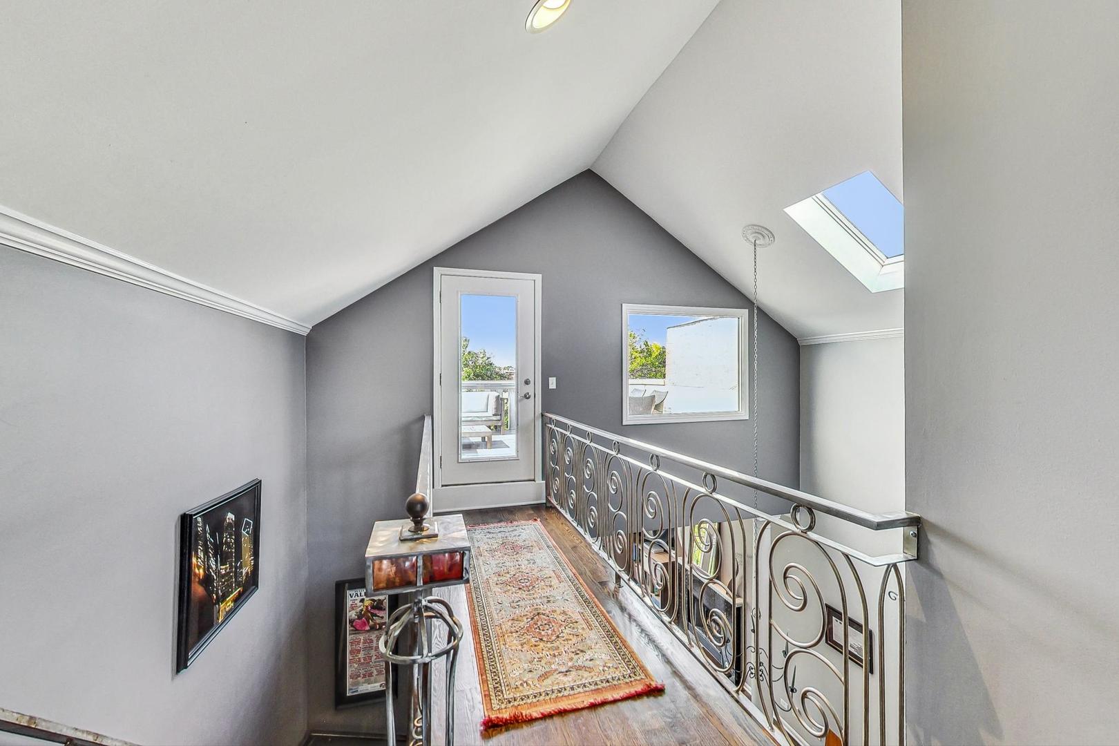2441 W Walton Street Unit: 3