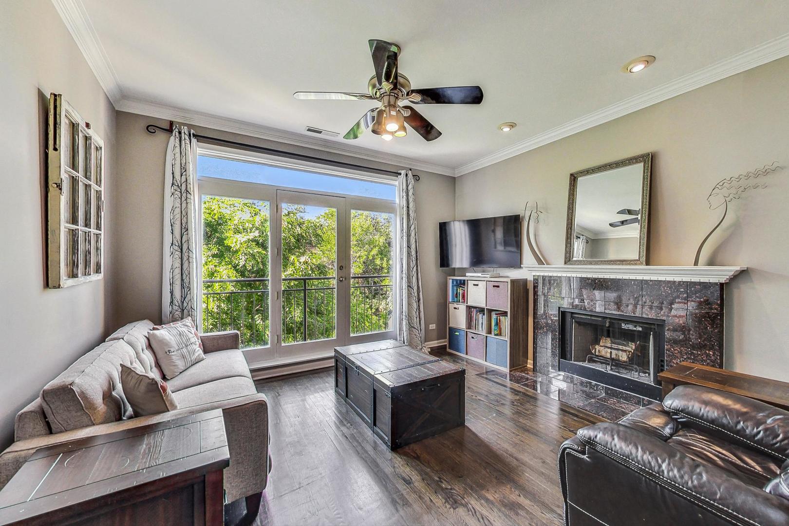 2441 W Walton Street Unit: 3